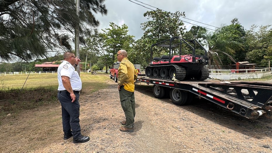 La brigada llegó desde Juncos, donde el Negociado de Bomberos tiene la base de operaciones de la unidad forestal.