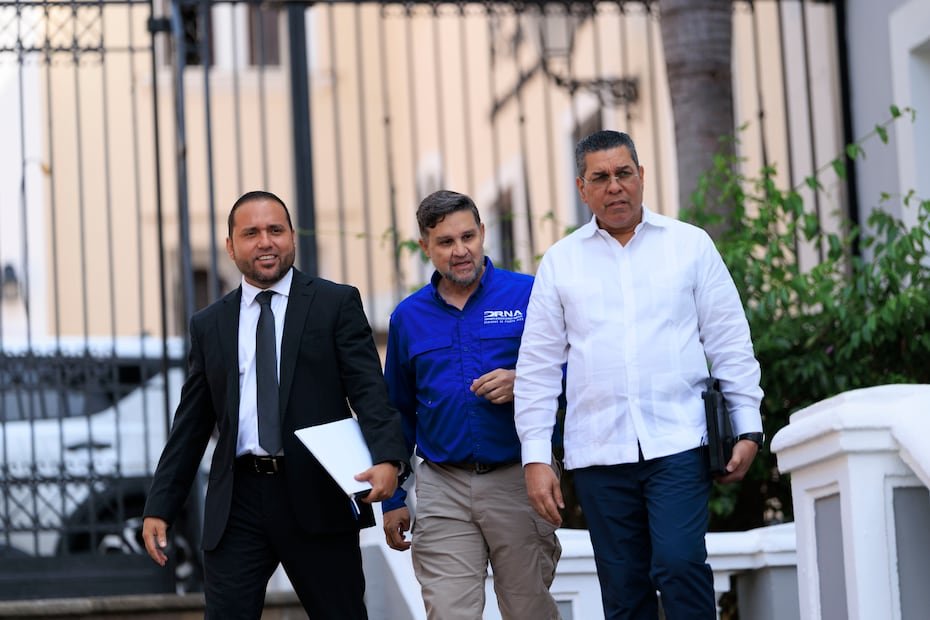 Domenech y García son investigados por fiscales de la Oficina del Panel sobre el Fiscal Especial Independiente (OPFEI) como parte de la querella radicada por el exsecretario del Departamento de Desarrollo Económico y Comercio (DDEC), Sebastián Negrón Reichard.