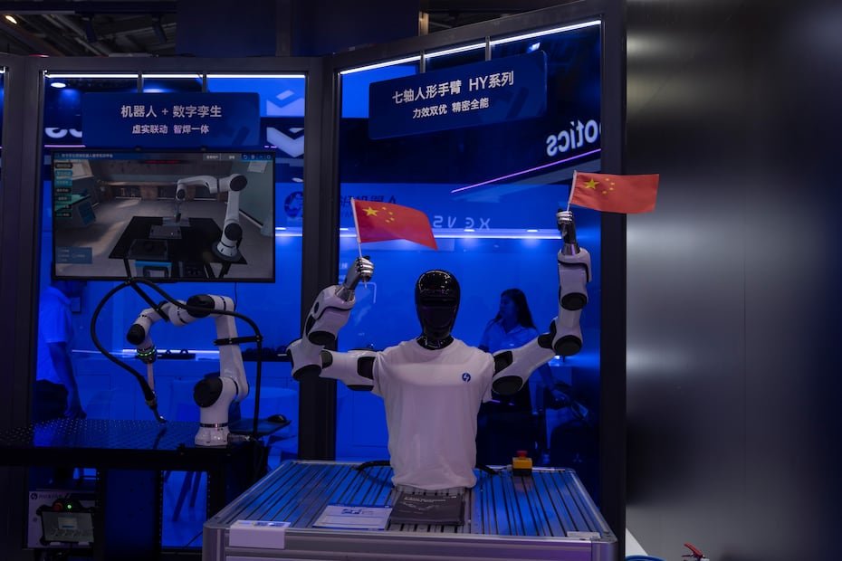 Un robot humanoide de la empresa china Huayan Robotics ondea banderas nacionales de China