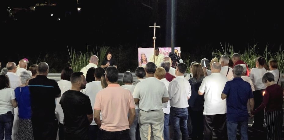 Desde la plaza pública de Aibonito, caminaron hasta la calle donde Gabriela Nicole Pratts fue asesinada el pasado 11 de agosto, al ser agredida con un objeto punzante que le causó ocho heridas que cobraron su vida.