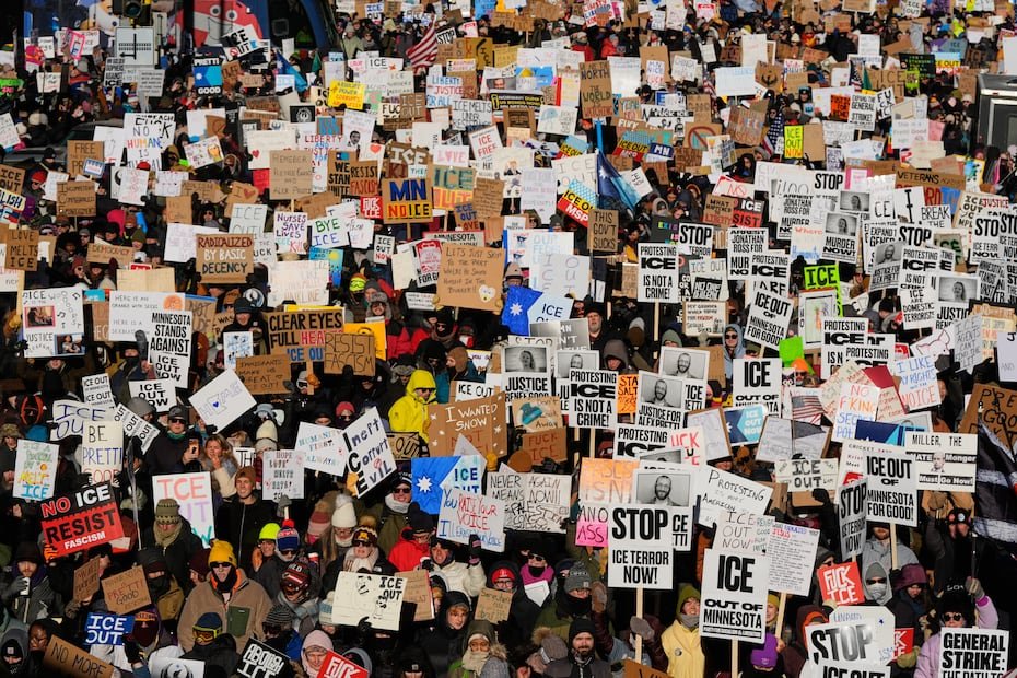 Miles de personas desfilaron el viernes en Mineápolis para protestar contra las redadas de la policía migratoria estadounidense.