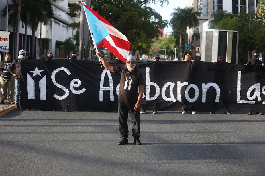 Miembros del colectivo Jornada Se Acabaron las Promesas protestaron este martes frente a la sede de la Junta de Supervisión Fiscal (JSF) en la Milla de Oro, en Hato Rey.