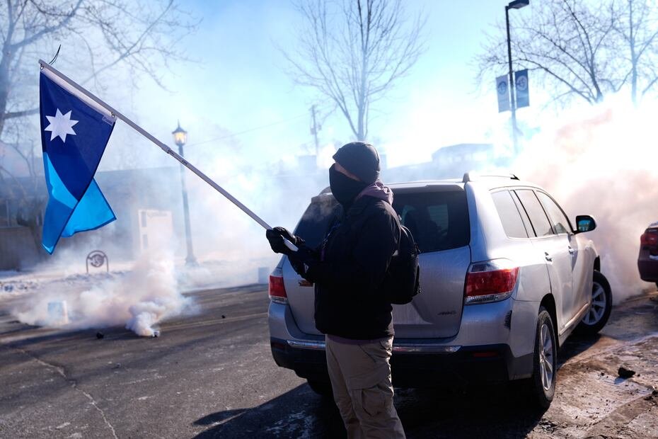 Tras el tiroteo, una multitud enfurecida se congregó y gritó obscenidades a los agentes federales, llamándolos “cobardes” y diciéndoles que se fueran a sus casas.