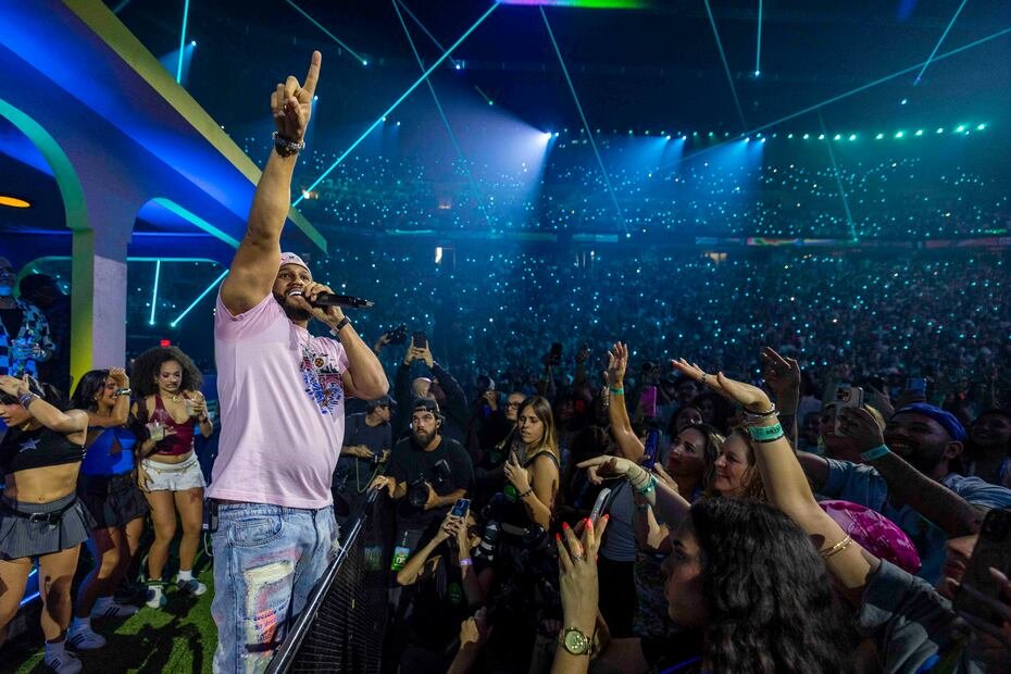 A lo largo de su carrera, El Alfa ha colaborado con grandes nombres de la música urbana.
