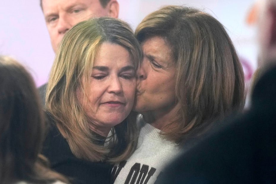 Savannah Guthrie recibe un beso de Hoda Kotb durante la visita al programa "Today" en el Rockefeller Plaza.