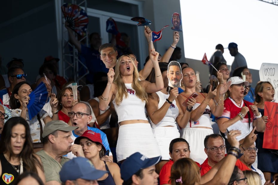 Fanaticada boricua en el Centro Olímpico Juan Pablo Duarte.