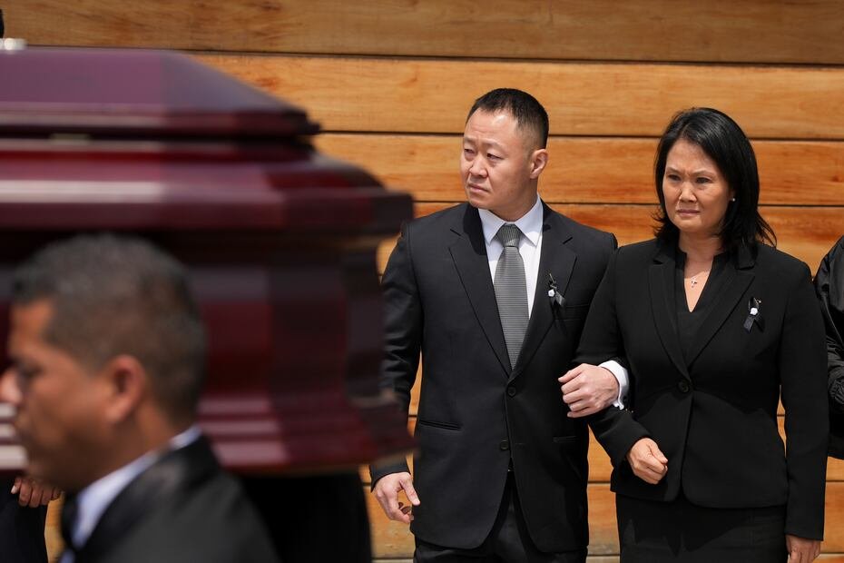 Fujimori, de 86 años, murió el miércoles, dijo a la prensa su oncólogo José Gutiérrez. Indicó que padecía un cáncer en la lengua que se replicó en los pulmones luego de que en julio fue operado de una fractura en la cadera ocasionada tras caerse de la cama mientras dormía.