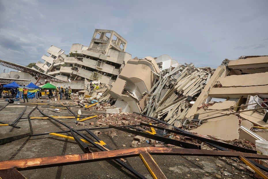 Rescatistas trabajan en una zona afectada por los terremotos en Venezuela, este viernes en Caraballeda, La Guaira (Venezuela).