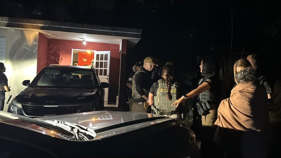 Los cuatro arrestados enfrentan cargos por recibo, distribución y posesión de material de explotación infantil.