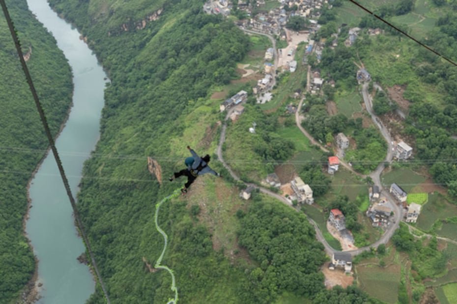 Un turista salta en puenting.