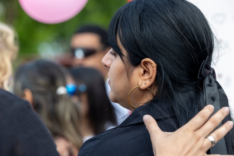 Lisandra Rosario, la madre de Gabriela Nicole Pratts, estaba visiblemente afectada durante la actividad.