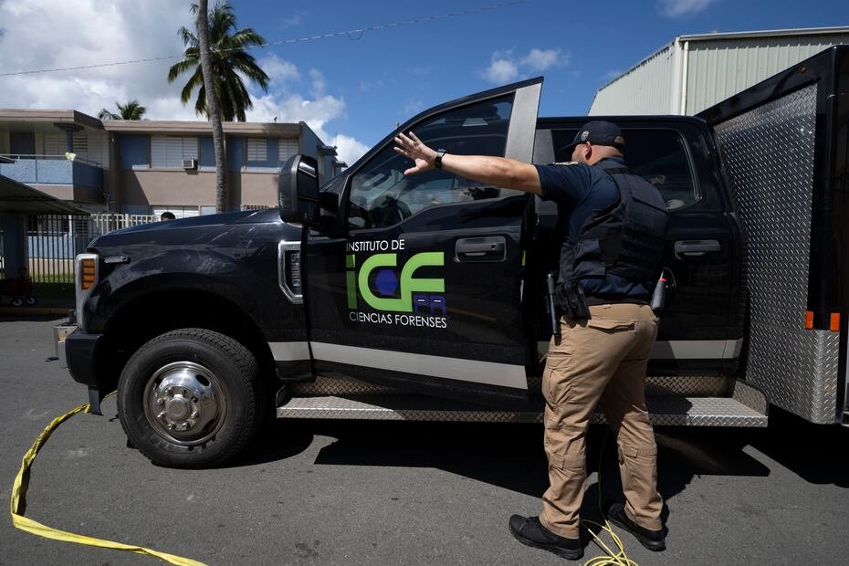 En la madrugada del domingo, 24 de mayo, se reportó un doble asesinato en las parcelas Falú, en Río Piedras. Al llegar a la calle 49, intersección con la calle 32, agentes de la Policía encontraron los cuerpos de dos hombres de entre 20 y 25 años con heridas de proyectil de bala. Las víctimas no han sido identificadas.