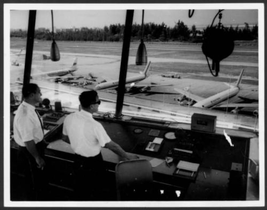 Tomada en junio de 1966, vista desde la torre de control del AILMM. (Colección de Fotos de El Mundo Bibioteca Digital Colección Puertorriqueña Universidad de Puerto Rico en Río Piedras)