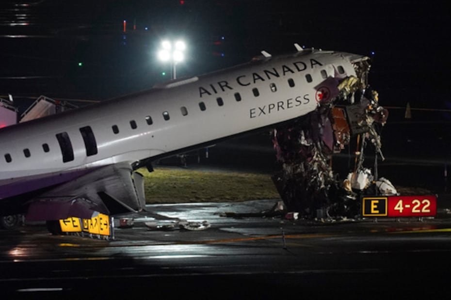 Un avión de Air Canada chocó en la noche del domingo con un vehículo de rescate y extinción de incendios de la Autoridad Portuaria después de aterrizar en la pista del aeropuerto de LaGuardia, en Nueva York.