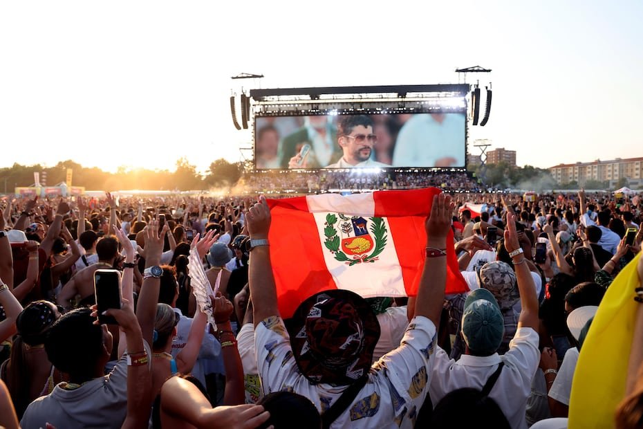 Una bandera de Perú se puede observar entre el público asistente al concierto de la gira DeBI TiRAR MaS FOToS World Tour 2026, del cantante puertorriqueño Bad Bunny, celebrado en Milán, Italia. EFE/EPA/MATTEO BAZZI