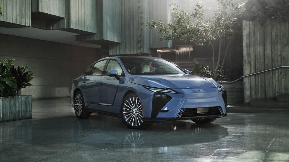 El renovado Lexus ES, de octava generación, marca una transformación importante para este sedán de lujo japonés, incorporando por primera vez una versión con motor eléctrico, junto a su tradicional sistema híbrido.