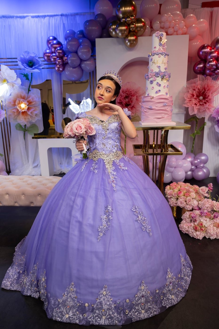 Ackerly se dedicó a admirar cada detalle de la fiesta que se destacó por la decoración en tonalidades rosa y lila, y elementos de fantasía como mariposa y flores que cobraban vida.