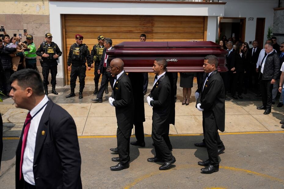 Durante la madrugada el gobierno de Perú declaró tres días de duelo nacional, dispuso que se realice un funeral de Estado y ordenó izar a media asta la bandera en los establecimientos públicos.