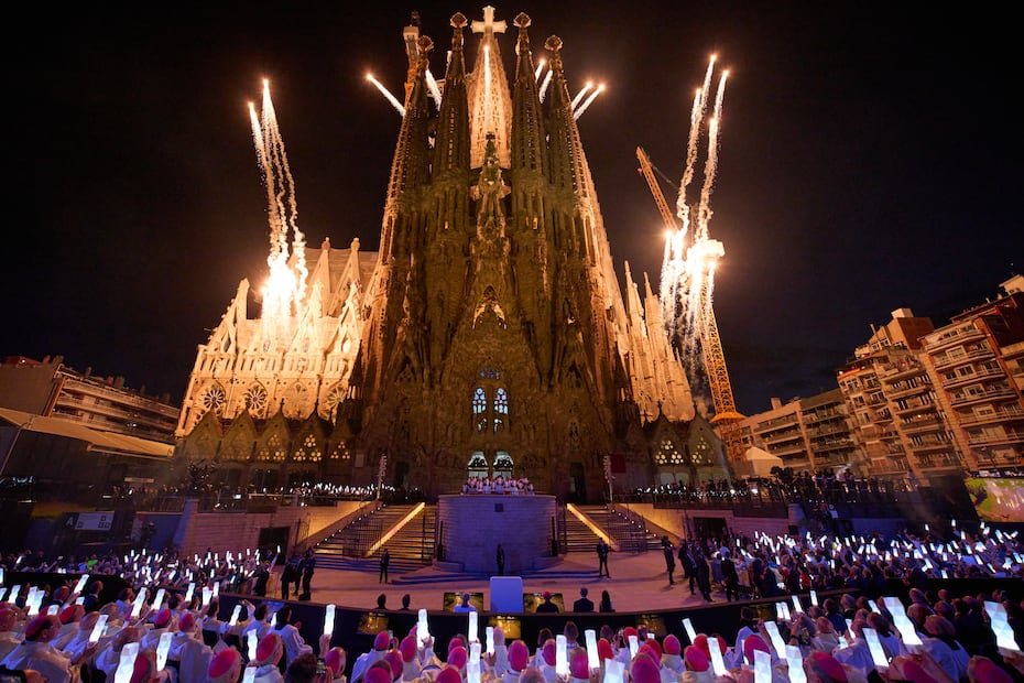 Fuegos artificiales iluminaron la imponente iglesia.