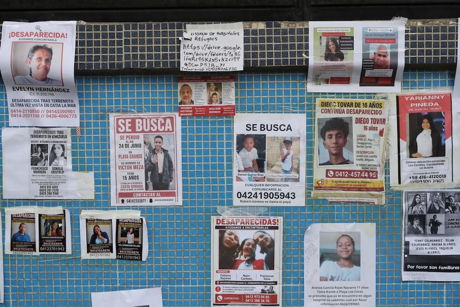 Así luce el muro de fotografías y mensajes para localizar a familiares en el Hospital Pérez Carreño en Caracas.