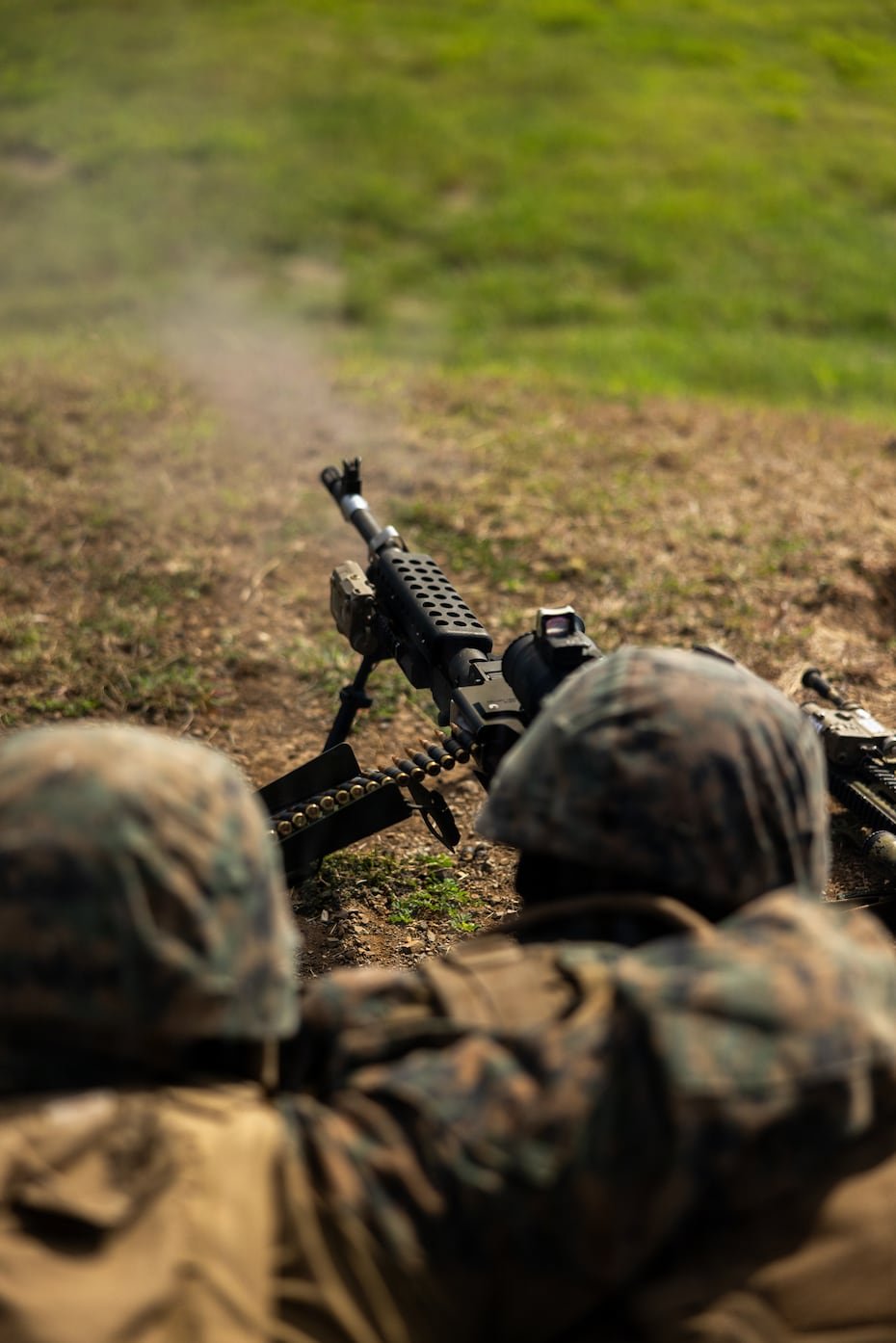 Infantes de Marina estadounidenses disparan una ametralladora M240B durante un ejercicio de tiro real en el Campamento Santiago, en Salinas, el 1 de mayo de 2026.
