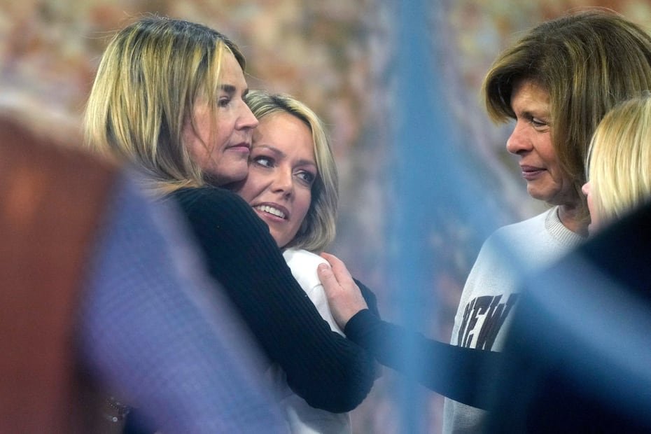 Savannah Guthrie abraza a Dylan Dreyer mientras Hoda Kotb observa.