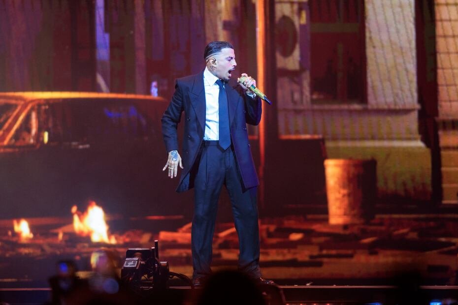 “Dormir en mi cama, en mi casa, y estar aquí con mi gente...”, dijo emocionado el cantante al comenzar el show.