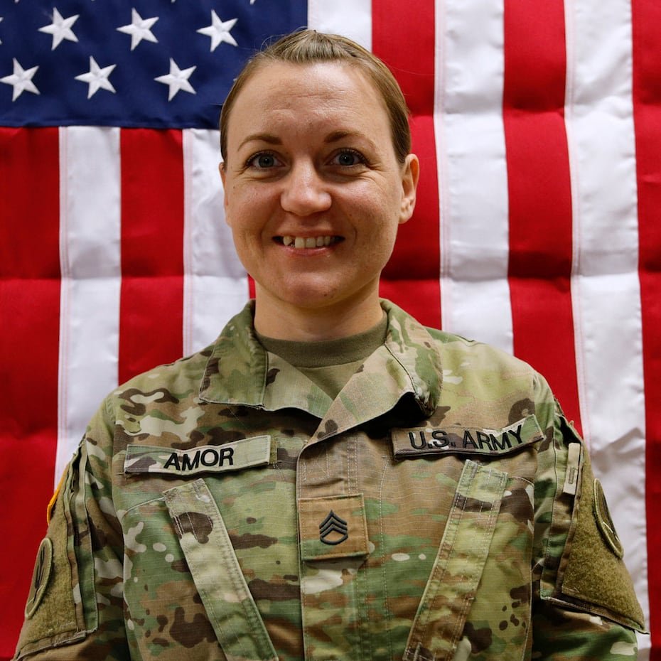 La sargento de primera clase de la Reserva del Ejército de Estados Unidos, Nicole Amor, de 39 años y residente de White Bear Lake, Minnesota, asignada al 103.º Comando de Sostenimiento, murió el 1 de marzo de 2026 en Kuwait, en el Puerto de Shuaiba, durante un ataque con un sistema de aeronave no tripulada (dron).