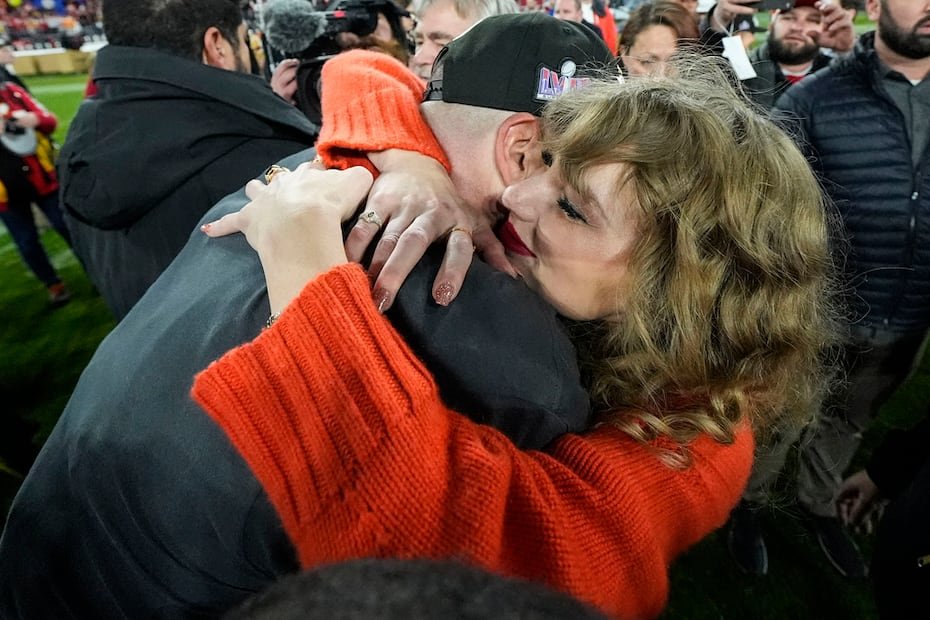En julio de 2023 Travis Kelce contó en un podcast que había intentado entregarle una pulsera de la amistad a Taylor Swift durante un concierto de The Eras Tour, un gesto que marcó el comienzo de la historia de amor. (AP Photo/Julio Cortez)
