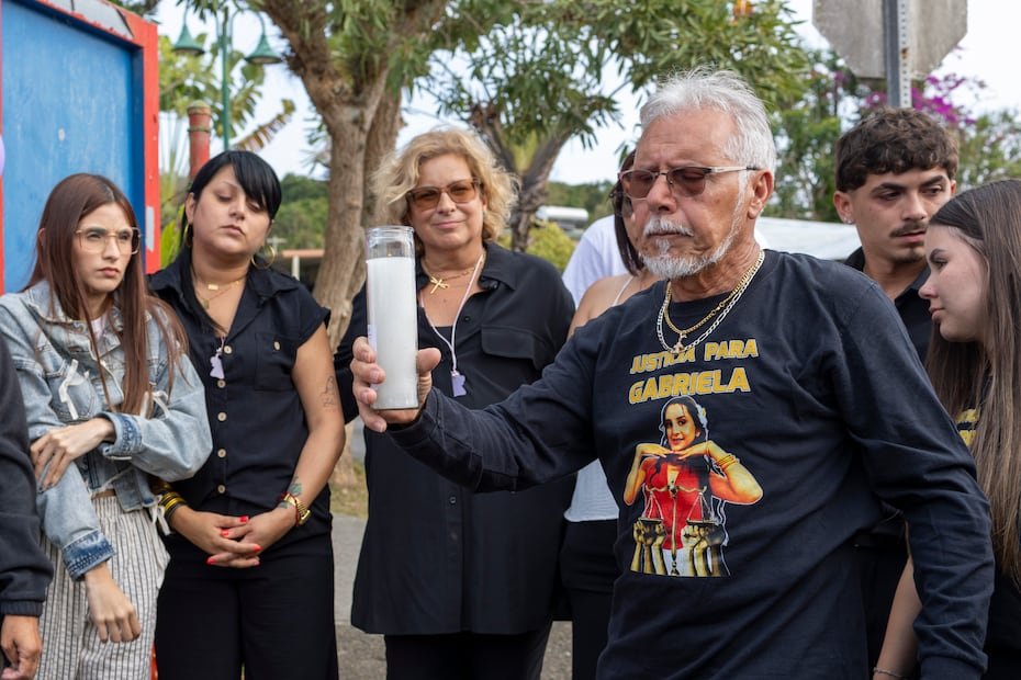 Al lugar también se presentó Zorimar Betancourt (al fondo, con lentes), madre del adolescente Stefano Steenbakkers Betancourt, asesinado en medio de un "carjacking" en 2012.