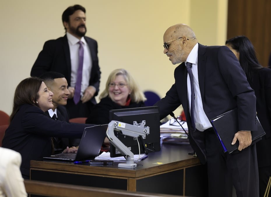 El abogado Roberto Alonso Santiago, representante legal de Mireddys González, intentó minimizar la participación que tenía la demandada en las corporaciones. "Esa señora que administraba no tenía standing", dijo el licenciado.