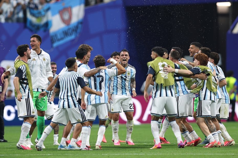 Lautaro Martínez, al centro, grita de emoción junto a sus compañeros en el triunfo argentino.