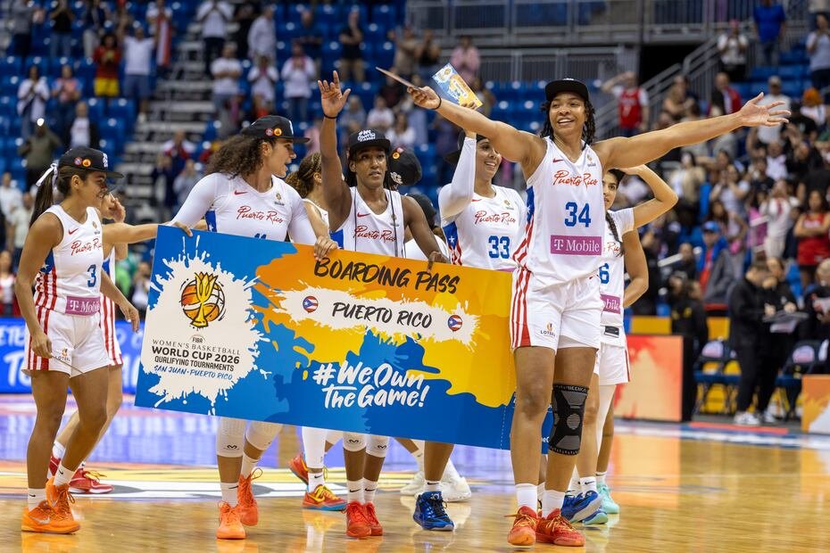 Imani McGee y las jugadoras de Puerto Rico festejan en el "Choliseo".