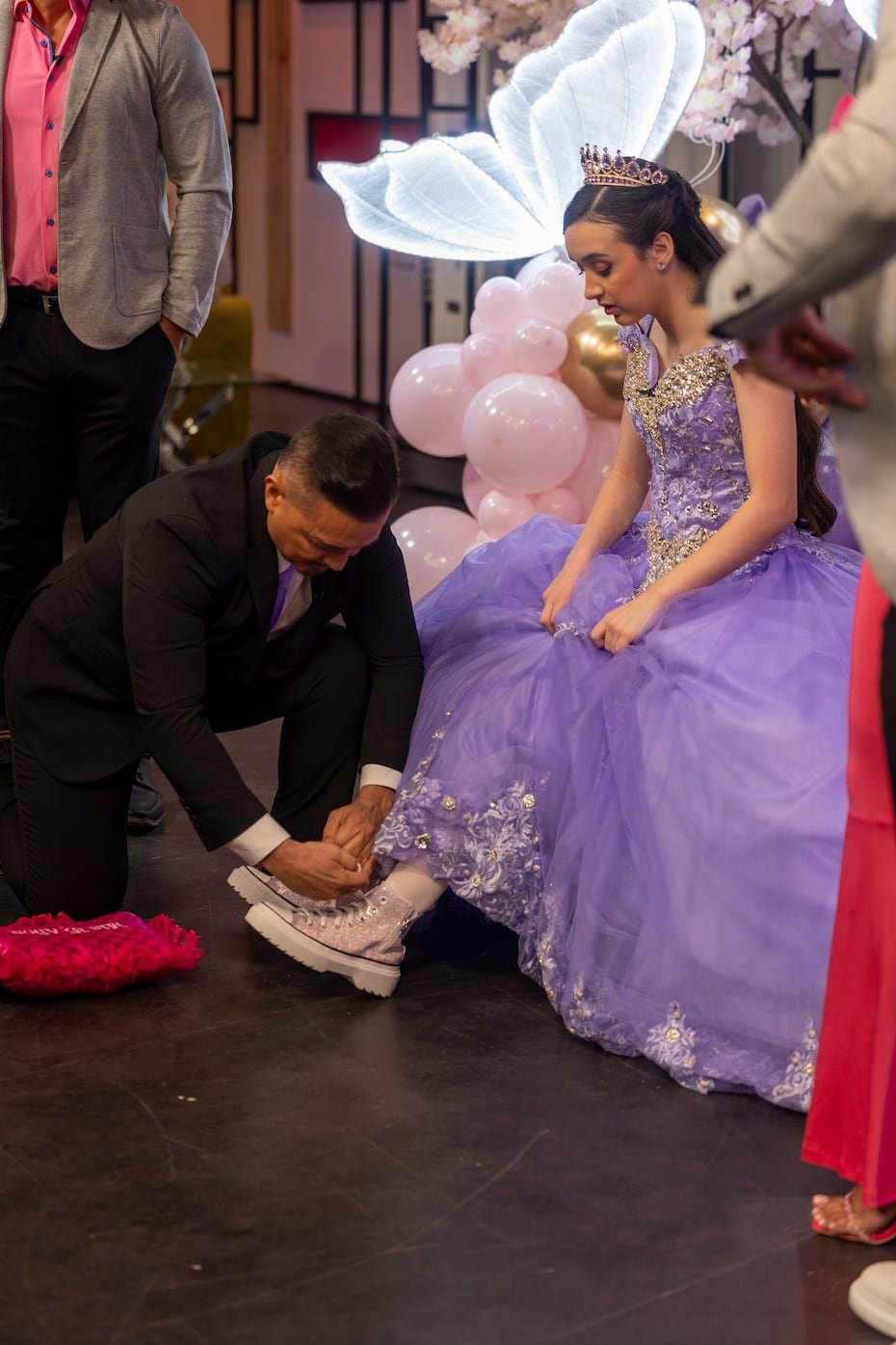 El festejo incluyó momentos tradicionales como el cambio de corona y zapatillas.