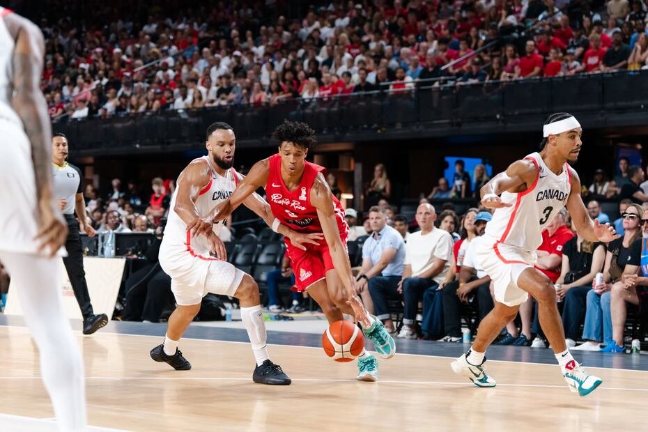 Freeman, que tiene contrato de doble vía con los Wolves de Minnesota, se estrenó con un doble-doble de 10 tantos y 10 rebotes.