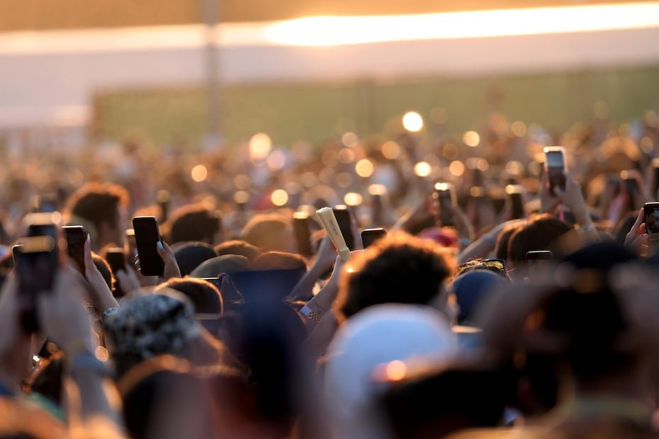 Entre banderas, aplausos y miles de voces cantando al unísono, Bad Bunny ofreció uno de los espectáculos más multitudinarios de su paso por Europa. EFE/EPA/MATTEO BAZZI