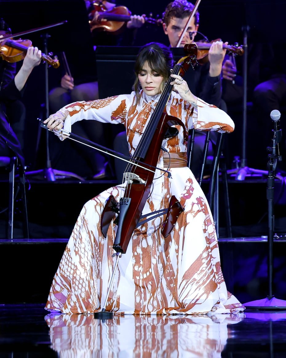 Kany García sorprendió al debutar con su violonchelo.