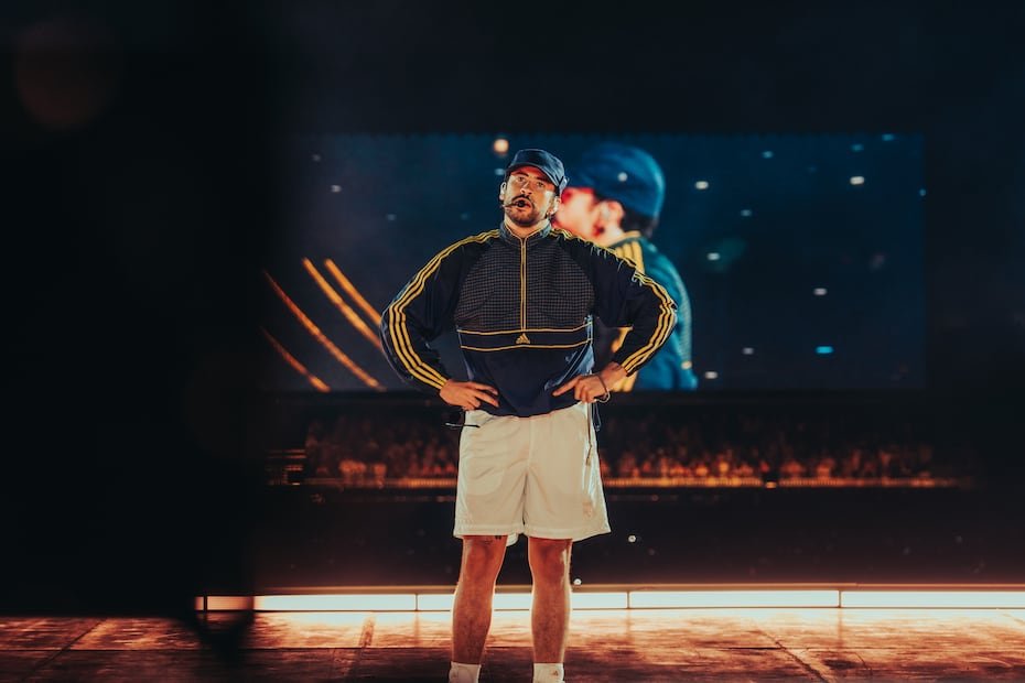 Bad Bunny inició la gira con dos presentaciones en el Estadi Olímpic Lluís Companys en Barcelona.