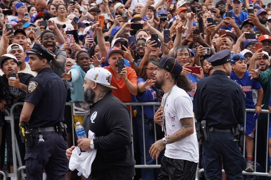Alvarado llega a la parada ante la euforia de miles de fanáticos en Nueva York.(AP Photo/Ryan Murphy)
