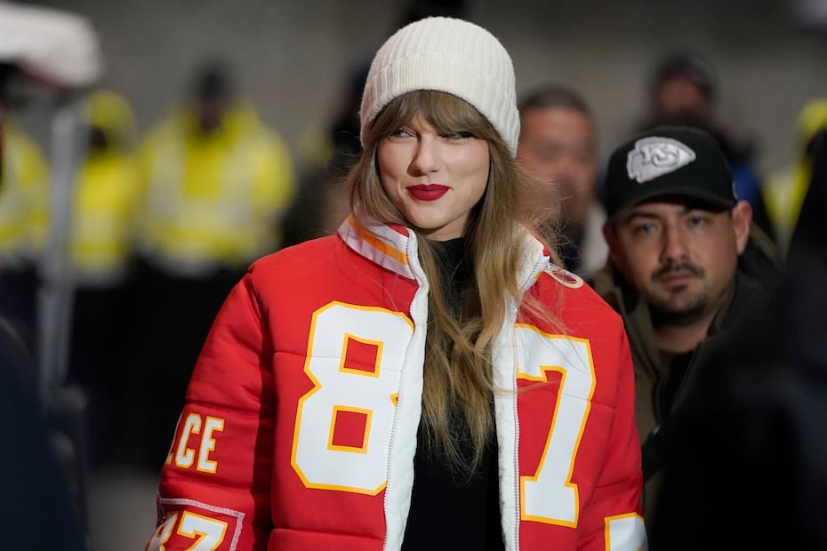 Durante la temporada 2023-2024, la artista regresó al Arrowhead Stadium, en Kansas City, para respaldar nuevamente a Kelce durante la temporada de la NFL.