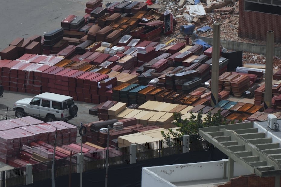 Ataúdes apilados en el puerto marítimo donde los trabajadores forenses clasifican los cuerpos de las víctimas del terremoto en La Guaira, Venezuela.