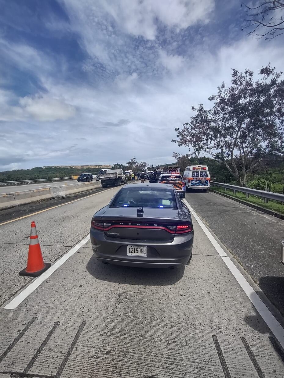 “Al incorporarse al carril estaban los empleados que estaban protegidos por ese camión y atropelló a los cinco”,detalló el director del Negociado de Patrullas de Carreteras, capitán Elvis Zeno Santiago.