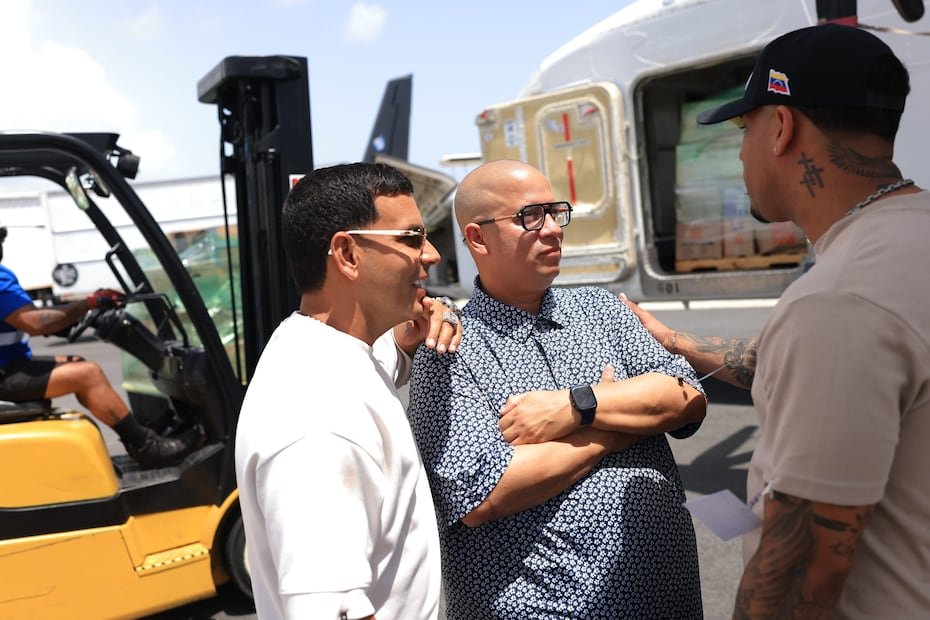 Los reguetoneros Tito "El Bambino" y el pastor Héctor Delgado, conocido anteriormente como "Héctor El Father", se unieron a la iniciativa para apoyar el envío de suministros a las zonas afectadas.