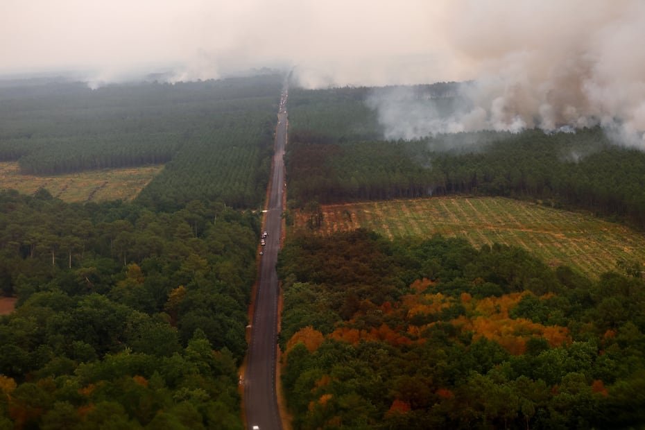 El incendio se encontraba el sábado a unas 20 millas al oeste de la ciudad de Bordeos y se indicó que había perdido parte de su intensidad durante la noche.