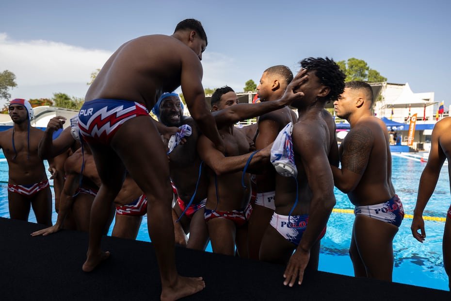 Jugadores de Puerto Rico y Cuba durante el altercado a la conclusión del partido, donde los boricuas ganaron en los segundos finales.