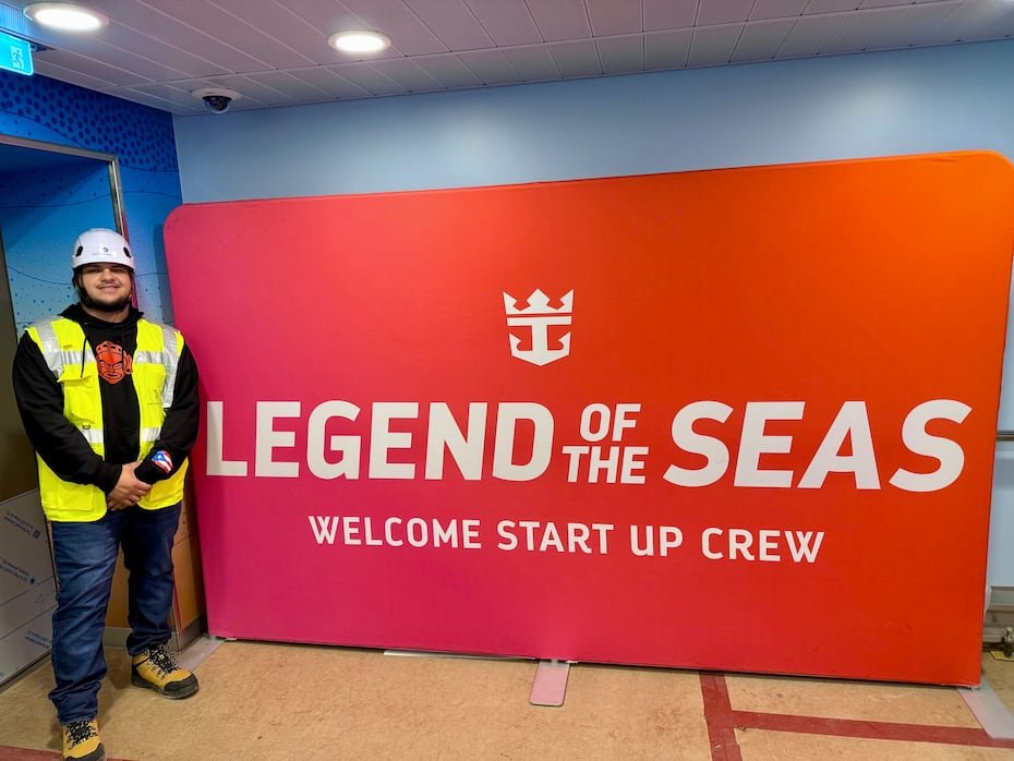 El artista puertorriqueño Rafael “Rafique” Vega fue seleccionado por la compañía Royal Caribbean para pintar un mural en su nuevo megacrucero, el Legend of the Seas.