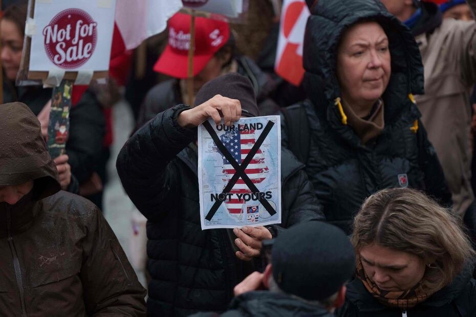 Cargando pancartas de protesta, ondeaban su bandera nacional y coreaban "Groenlandia no está en venta" en apoyo de su propio autogobierno frente a las crecientes amenazas de una toma de poder estadounidense.