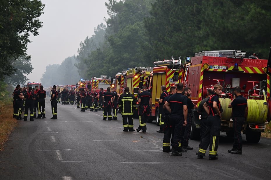 El gobierno de Francia movilizó a soldados para que se unieran a los bomberos en la lucha contra uno de los peores incendios forestales registrados en el país en el último medio siglo.
