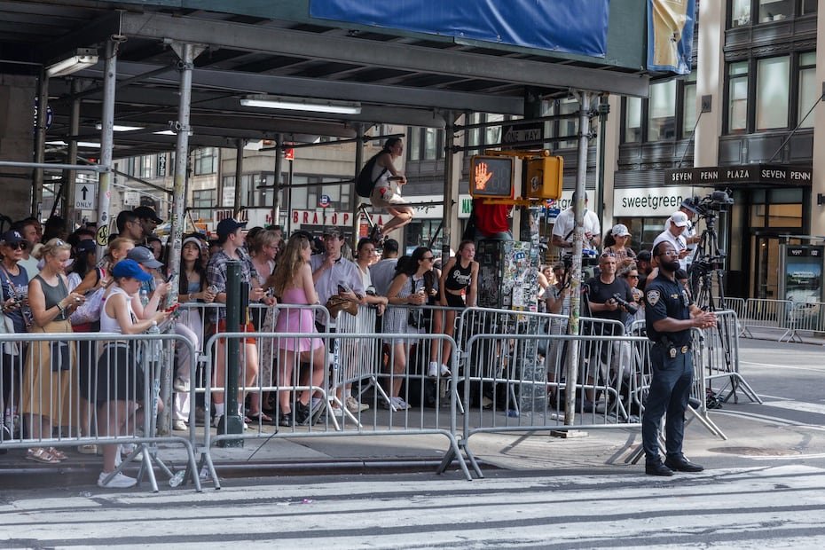 Curiosos y representantes de los medios de comunicación intentaron ver a los invitados famosos a las afueras del Madison Square Garden antes de la celebración de la boda de Taylor Swift y Travis Kelce en Nueva York, EE.UU. EFE/Olga Fedorova