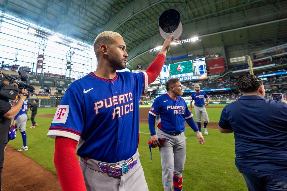 El lanzador Jovani Morán levanta su gorra en saludo a la afición en el Daikin Park.